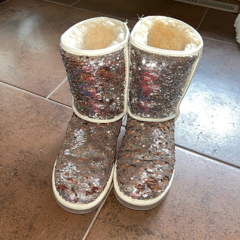 Sparkly Uggs size 7🩷 grey and tan flip sequins